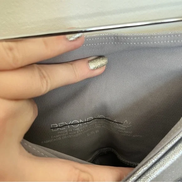 Beyond Yoga High-Waisted Midi Leggings in Silver Size Small NWOT - Picture 4 of 6